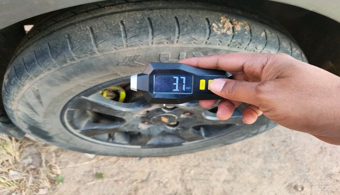 2011 Chevrolet Cruze LTZ AT, Diesel, Automatic, 1,06,145 km, tyre