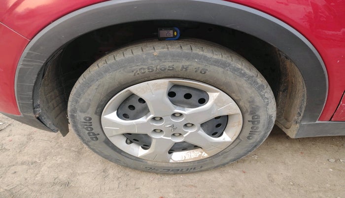 2023 Mahindra XUV300 W6 1.2 PETROL, Petrol, Manual, 33,939 km, tyre