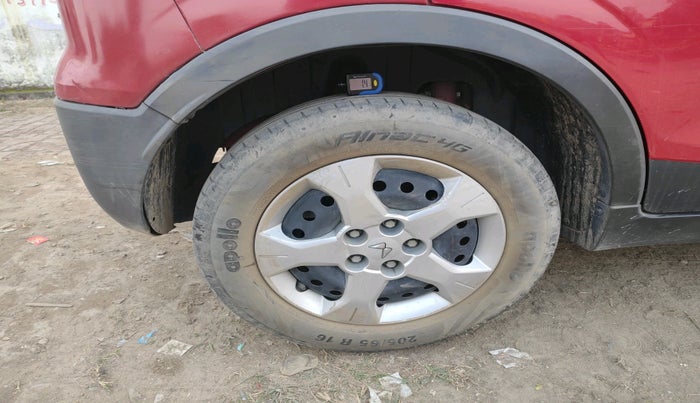 2023 Mahindra XUV300 W6 1.2 PETROL, Petrol, Manual, 33,939 km, tyre