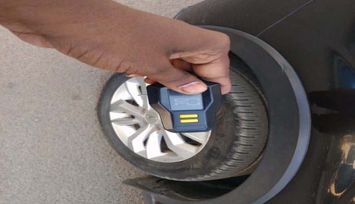 2021 Mahindra XUV300 W8 1.2 PETROL, Petrol, Manual, 15,585 km, tyre