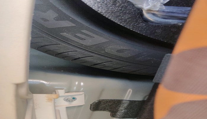 2021 Mahindra XUV300 W8 1.2 PETROL, Petrol, Manual, 15,585 km, tyre