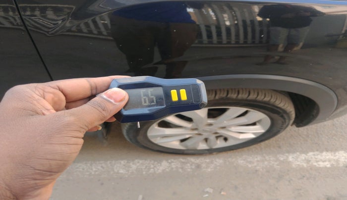 2021 Mahindra XUV300 W8 1.2 PETROL, Petrol, Manual, 15,585 km, tyre