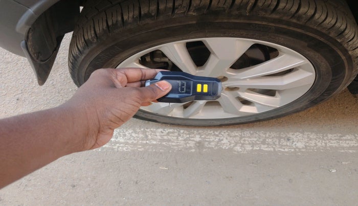 2021 Mahindra XUV300 W8 1.2 PETROL, Petrol, Manual, 15,585 km, tyre