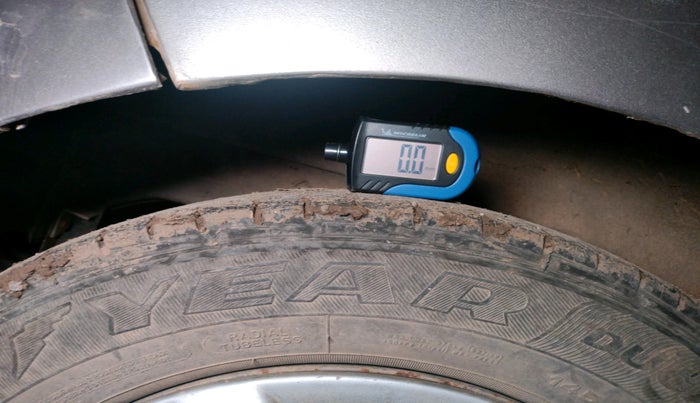 2012 Hyundai Eon D-LITE+, Petrol, Manual, 1,10,374 km, tyre