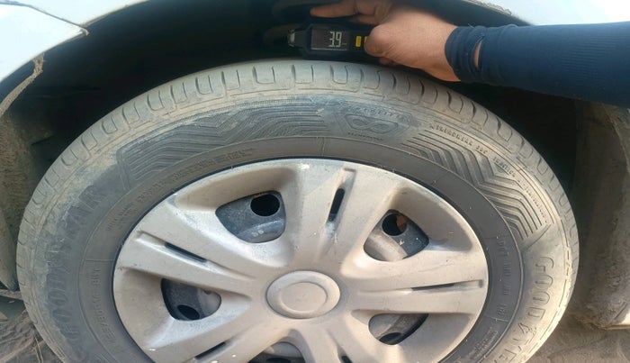 2011 Maruti Swift LXI, Petrol, Manual, 1,01,833 km, tyre