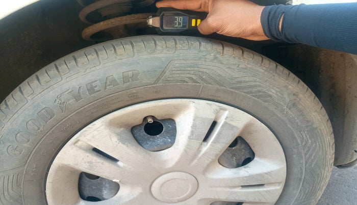 2011 Maruti Swift LXI, Petrol, Manual, 1,01,833 km, tyre