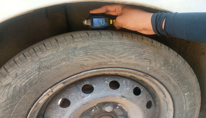 2011 Maruti Swift LXI, Petrol, Manual, 1,01,833 km, tyre