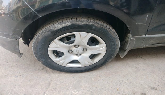 2013 Ford Ecosport AMBIENTE 1.5L DIESEL, Diesel, Manual, 1,16,391 km, tyre