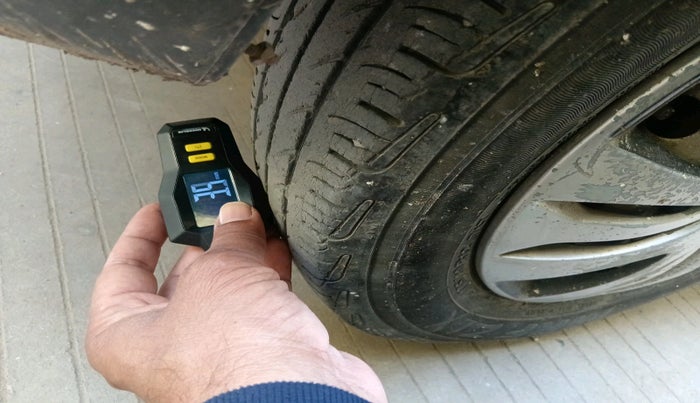 2010 Maruti Alto LXI, Petrol, Manual, 1,06,911 km, tyre