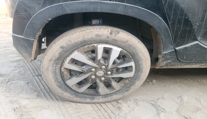 2016 Mahindra Kuv100 K8 6 STR, Petrol, Manual, 1,02,870 km, tyre