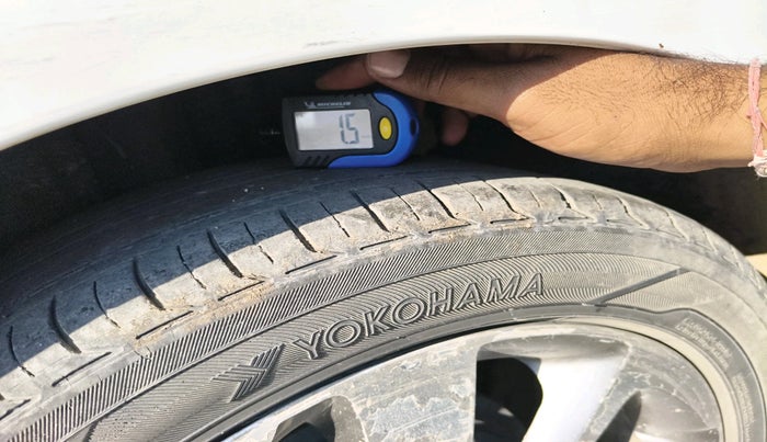 2015 Hyundai i20 SPORTZ 1.4 AT, Petrol, Automatic, 99,633 km, tyre