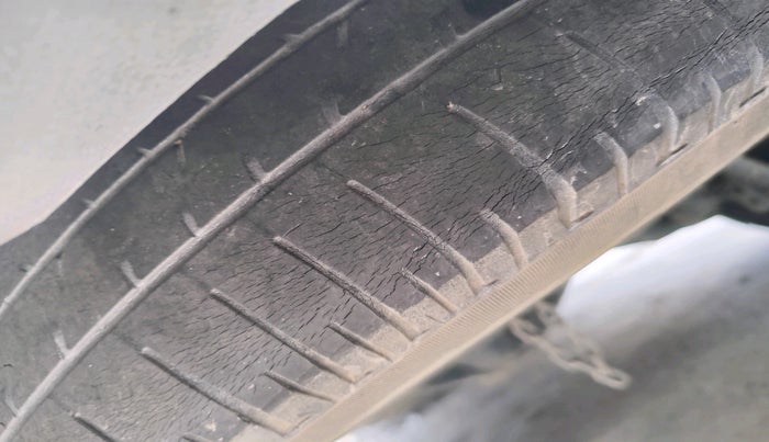 2019 Toyota Innova Crysta 2.4 G 8 STR, Diesel, Manual, 1,54,990 km, tyre