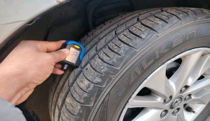 2019 Toyota Innova Crysta 2.4 G 8 STR, Diesel, Manual, 1,54,990 km, tyre