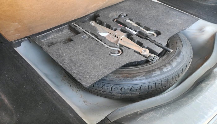 2015 Honda Jazz 1.2L I-VTEC V AT, Petrol, Automatic, 1,56,909 km, tyre