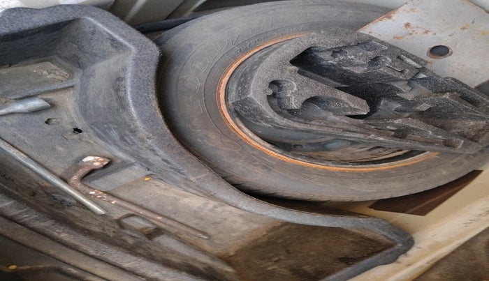 2014 Volkswagen Vento HIGHLINE DIESEL 1.6, Diesel, Manual, 91,873 km, tyre