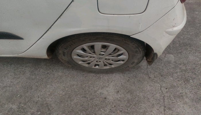 2015 Hyundai i10 MAGNA 1.1, Petrol, Manual, 1,00,830 km, tyre