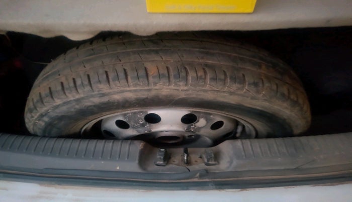 2015 Hyundai i10 MAGNA 1.1, Petrol, Manual, 1,00,830 km, tyre