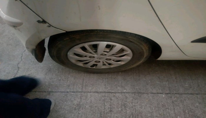 2015 Hyundai i10 MAGNA 1.1, Petrol, Manual, 1,00,830 km, tyre