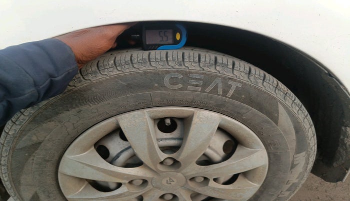 2015 Hyundai Eon ERA +, Petrol, Manual, 1,23,398 km, tyre