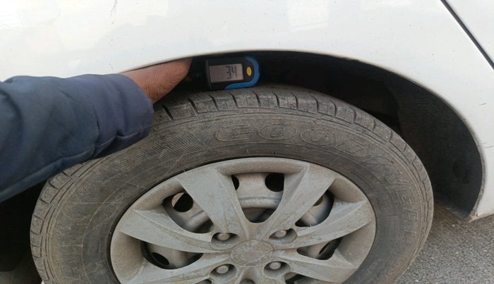 2015 Hyundai Eon ERA +, Petrol, Manual, 1,23,398 km, tyre