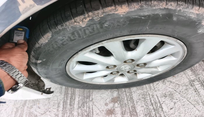 2014 Toyota Innova 2.5 VX 7 STR, Diesel, Manual, 1,80,410 km, tyre