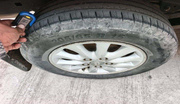 2014 Toyota Innova 2.5 VX 7 STR, Diesel, Manual, 1,80,410 km, tyre