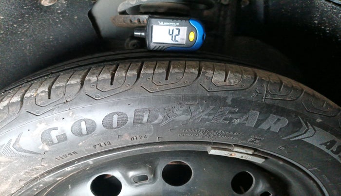 2017 Volkswagen Polo COMFORTLINE 1.2L, Petrol, Manual, 1,00,541 km, tyre