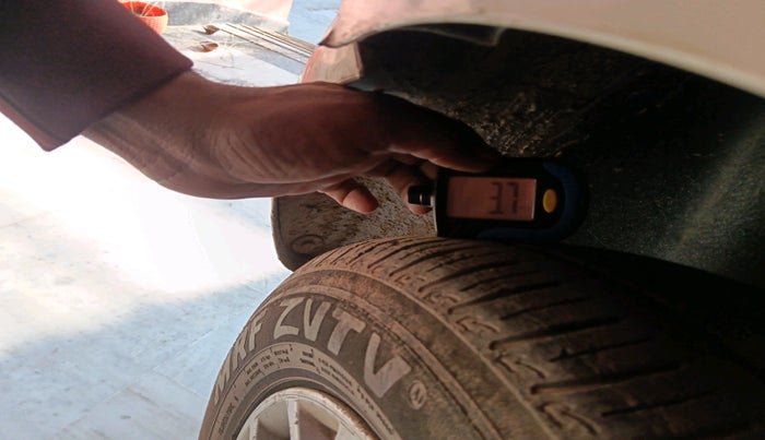 2013 Ford Figo TITANIUM 1.4 DIESEL, Diesel, Manual, 1,65,188 km, tyre