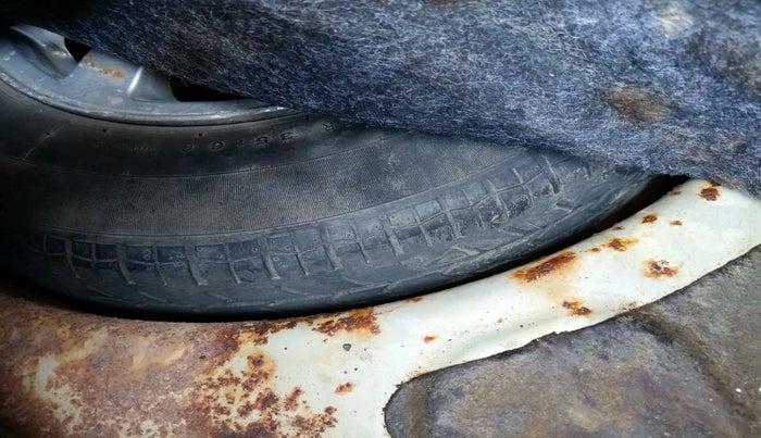 2011 Maruti Swift ZXI, Petrol, Manual, 1,62,141 km, tyre