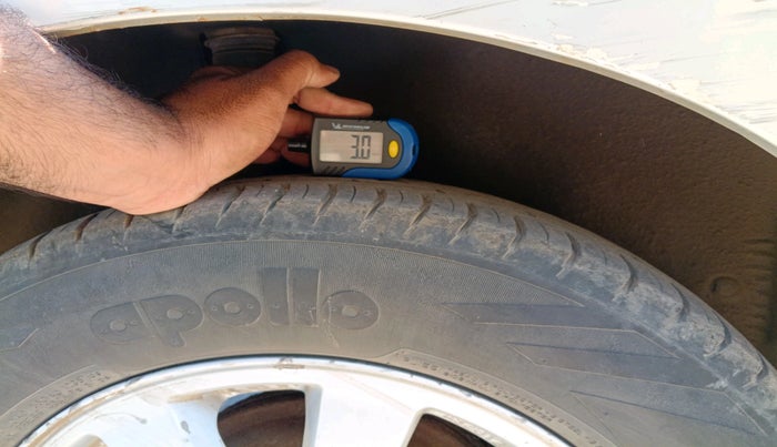 2011 Maruti Swift ZXI, Petrol, Manual, 1,62,141 km, tyre