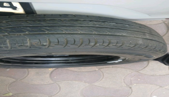 2017 Volkswagen Polo COMFORTLINE 1.5L, Diesel, Manual, 85,763 km, tyre