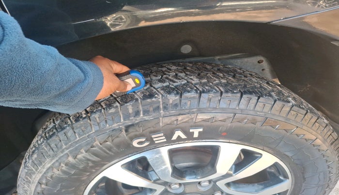 2017 Ford Endeavour TITANIUM 3.2 4X4 AT, Diesel, Automatic, 1,53,568 km, tyre