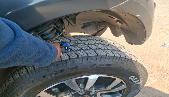 2017 Ford Endeavour TITANIUM 3.2 4X4 AT, Diesel, Automatic, 1,53,568 km, tyre