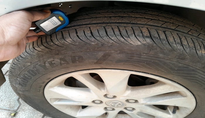 2017 Toyota Innova Crysta 2.8 GX AT 7 STR, Diesel, Automatic, 1,09,744 km, tyre