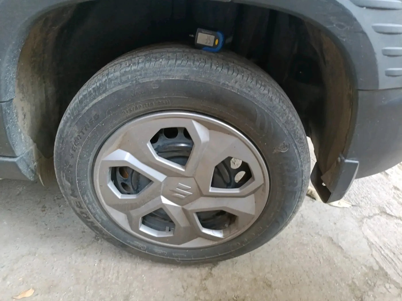 2023 Maruti BREZZA LXI S- CNG, CNG, Manual, 43,870 km, tyre
