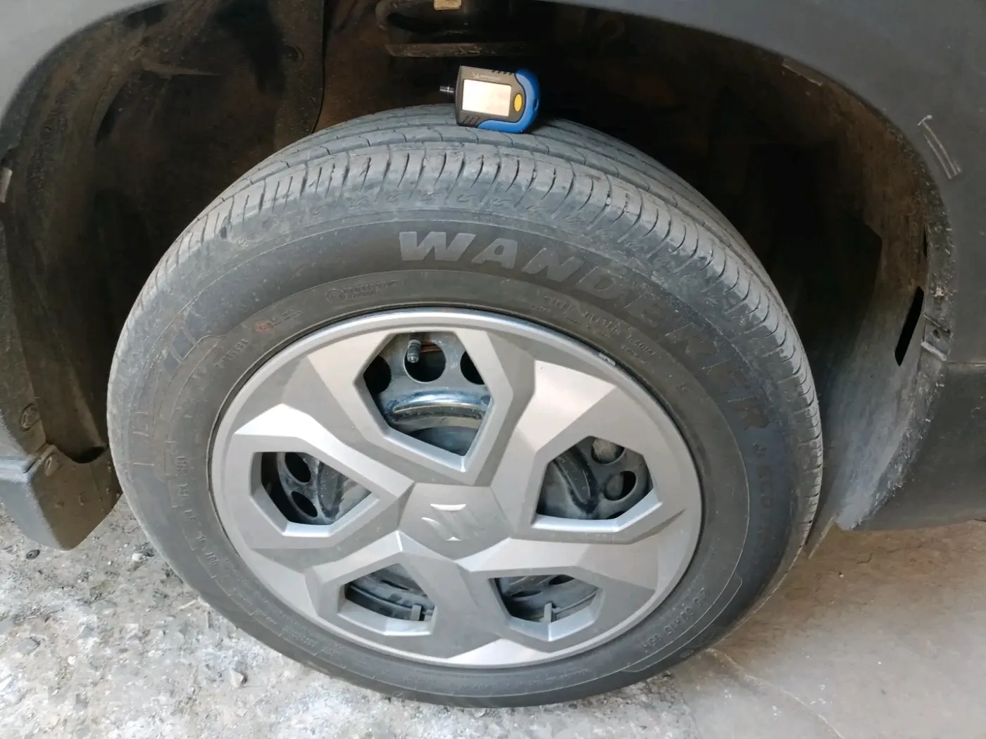 2023 Maruti BREZZA LXI S- CNG, CNG, Manual, 43,870 km, tyre