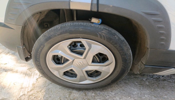 2023 Maruti BREZZA LXI S- CNG, Petrol, Manual, 43,870 km, tyre