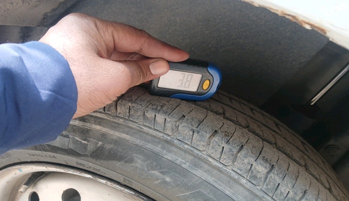 2012 Maruti Swift Dzire LXI, Petrol, Manual, 1,86,848 km, tyre