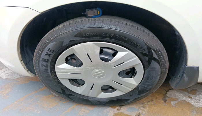 2013 Maruti Swift VXI, Petrol, Manual, 1,04,732 km, tyre