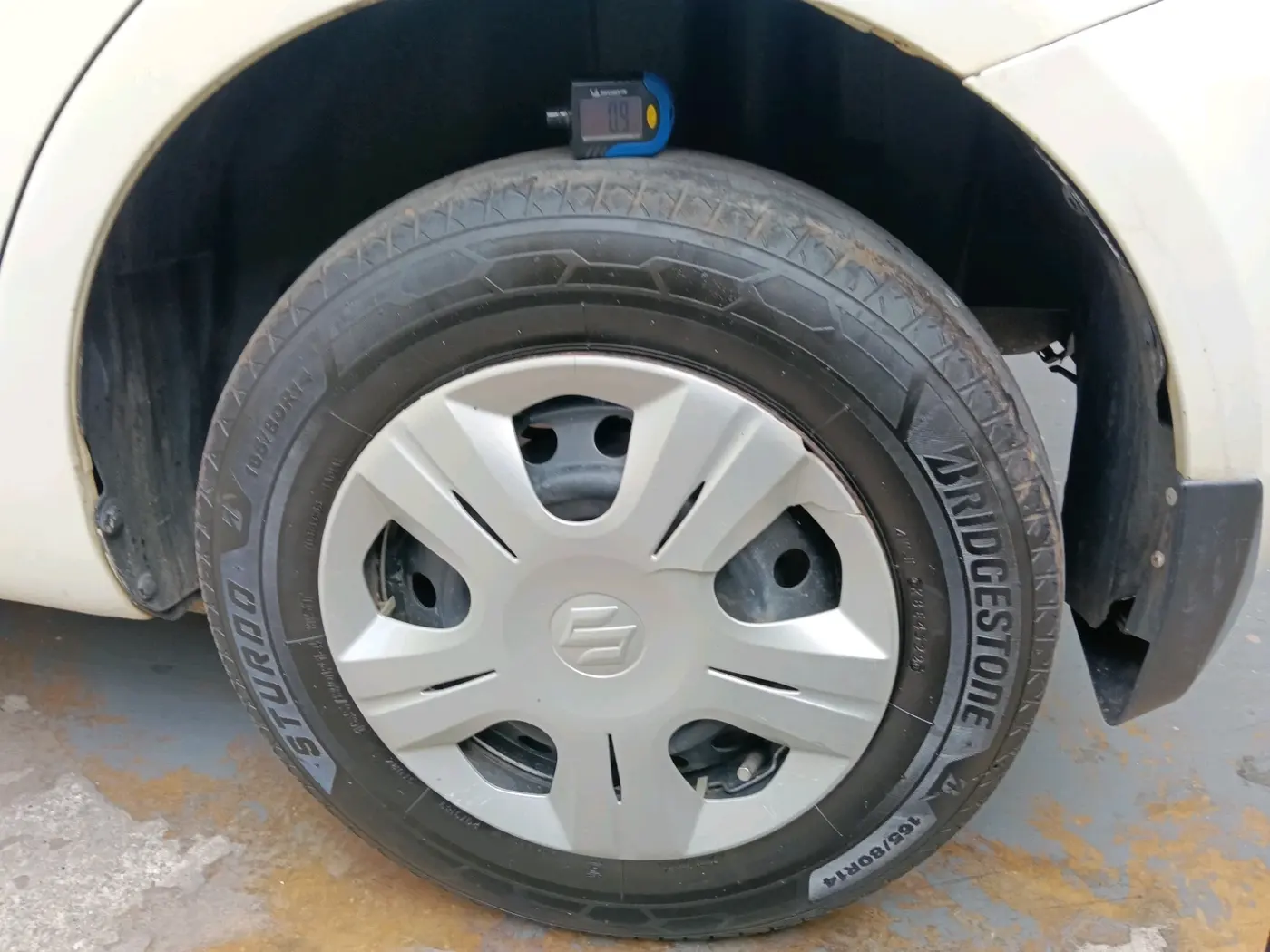 2013 Maruti Swift VXI, Petrol, Manual, 1,04,732 km, tyre