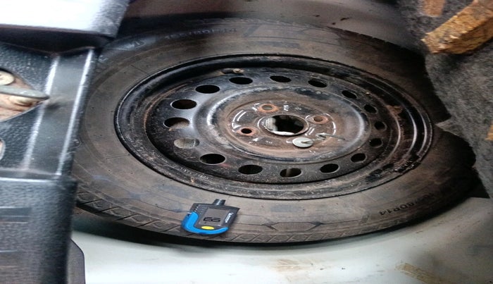 2013 Maruti Swift VXI, Petrol, Manual, 1,04,732 km, tyre