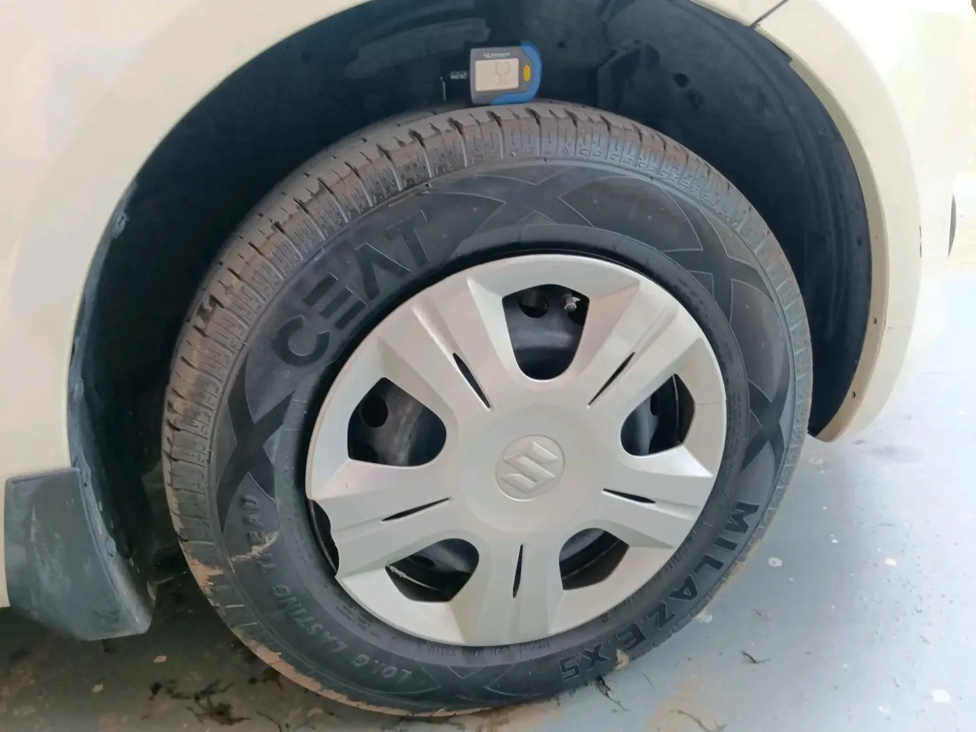 2013 Maruti Swift VXI, Petrol, Manual, 1,04,732 km, tyre