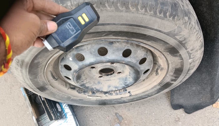 2015 Maruti Swift VXI, Petrol, Manual, 1,13,153 km, tyre