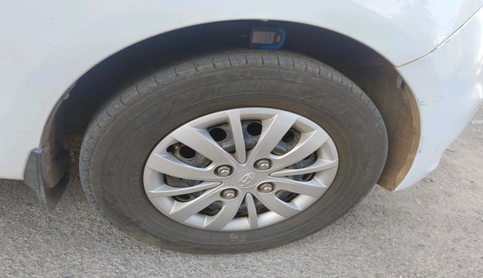 2013 Hyundai i10 MAGNA 1.1 LPG, Petrol, Manual, 1,00,238 km, tyre