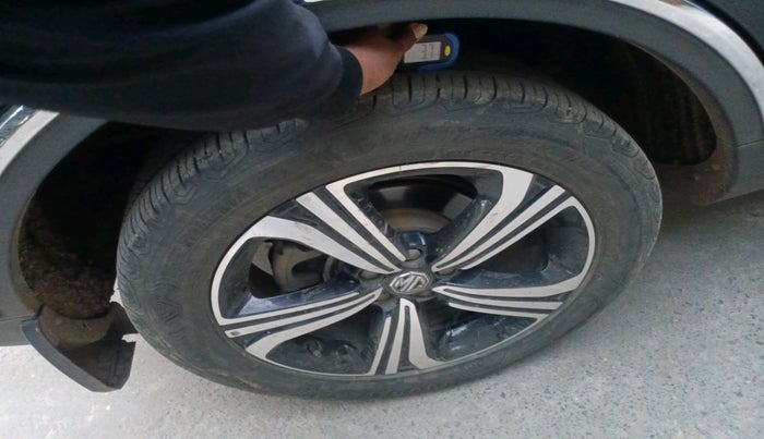 2023 MG ASTOR SAVVY 1.5 CVT, Petrol, Automatic, 37,593 km, tyre