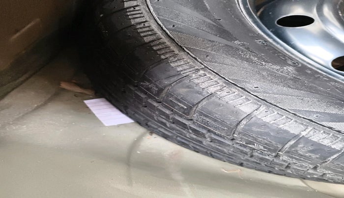 2011 Mahindra Renault Logan GLX 1.4, Petrol, Manual, 34,705 km, tyre