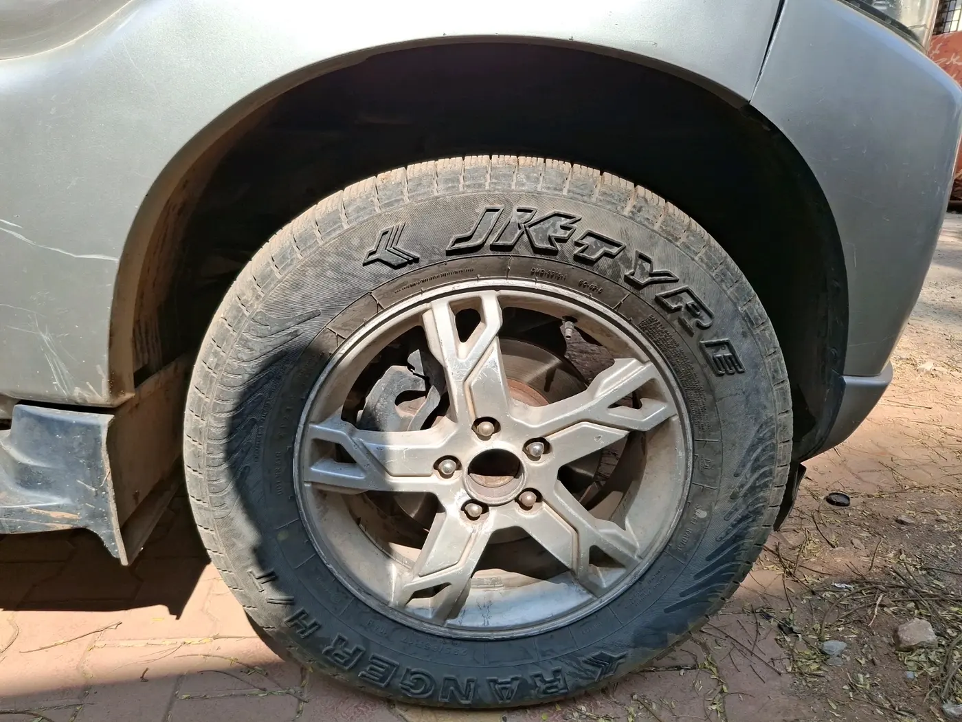 2015 Mahindra Scorpio S10, Diesel, Manual, 1,63,748 km, tyre