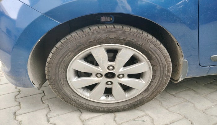 2015 Hyundai Xcent SX 1.2, Petrol, Manual, 70,044 km, tyre