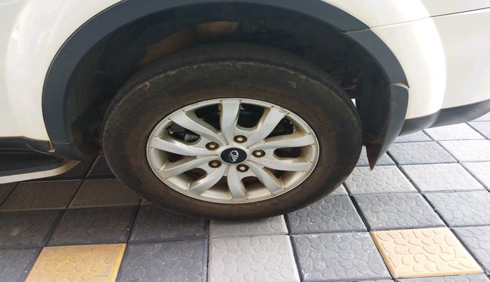 2015 Mahindra XUV500 W10, Diesel, Manual, 1,63,339 km, tyre