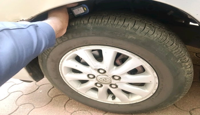 2010 Toyota Innova V 2.5 7 STR, Diesel, Manual, 2,47,936 km, tyre